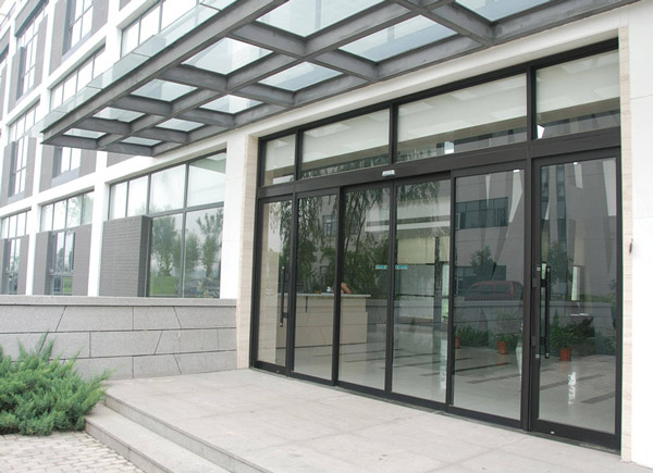 怎樣避免自動門夾人事故發(fā)生